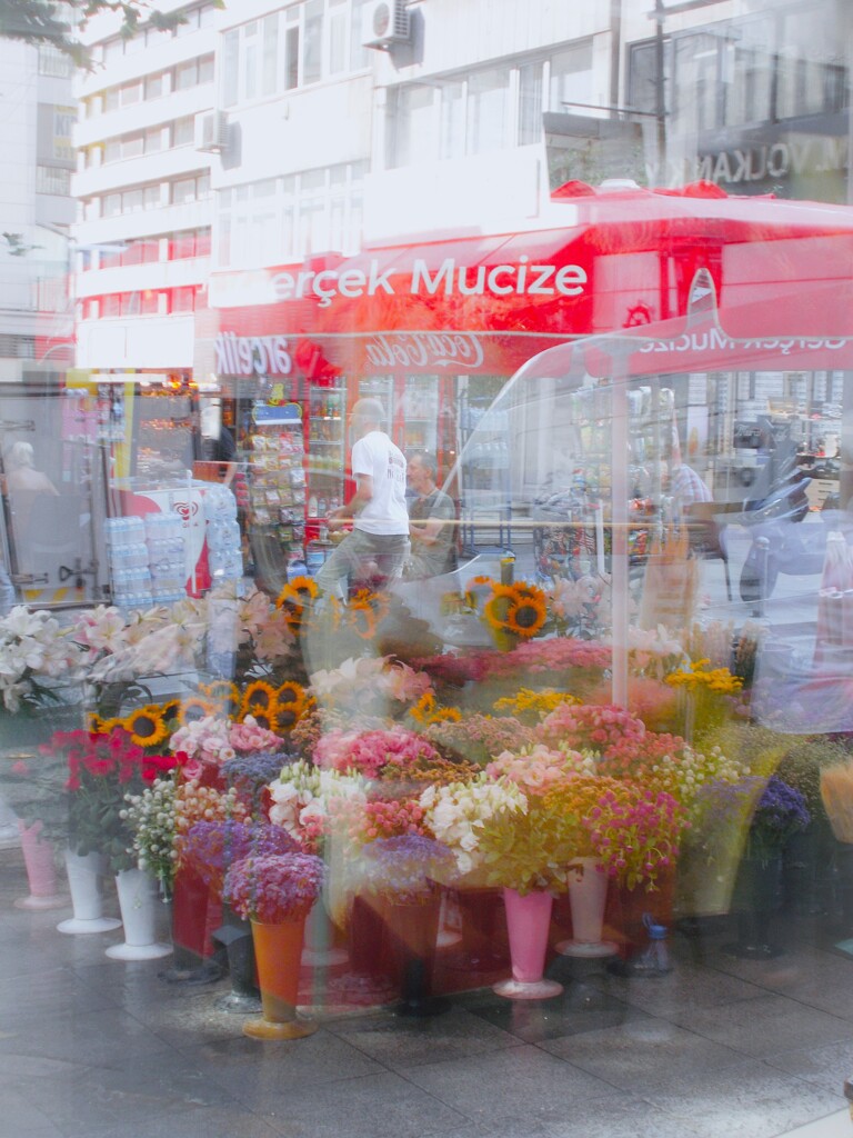 街の朝…　ガラスの中…