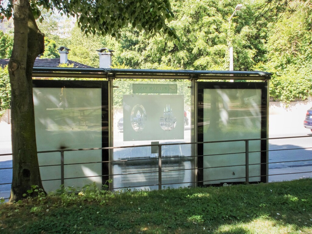 公園前バス停～♪