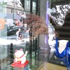 異国で懸命に手を振る招き猫…