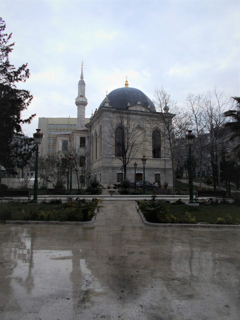 街のモスクも雨の中。。.。o○～