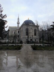 街のモスクも雨の中。。.。o○～