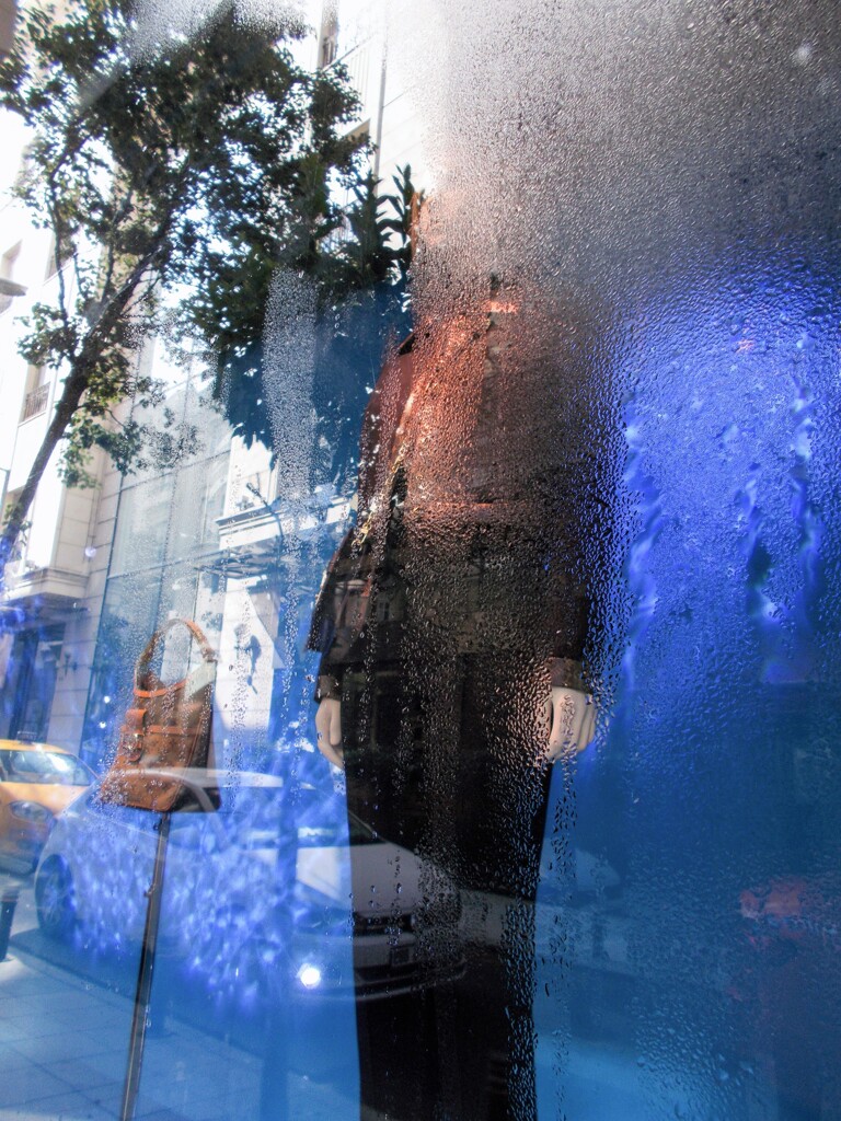 もう秋物…！　マネキン汗かいてる～