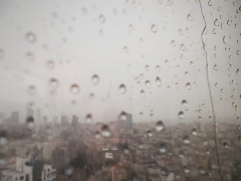 窓の外は。。。銀の雨。。。