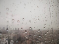 窓の外は。。。銀の雨。。。