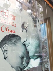 赤ちゃんに寄り添う若いパパっていいね～～♡