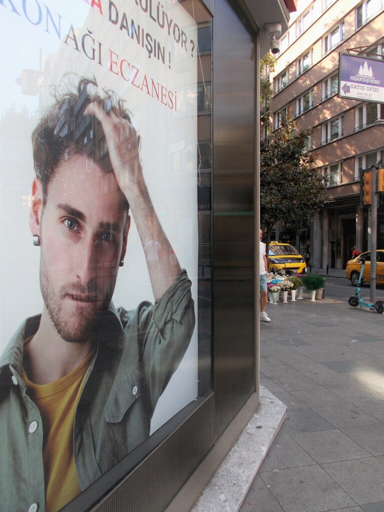 私も…　下唇を噛みながらしばらく歩いてみる…