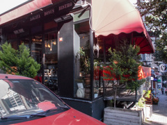 元気屋さんは　そこの紅い角を曲がって～