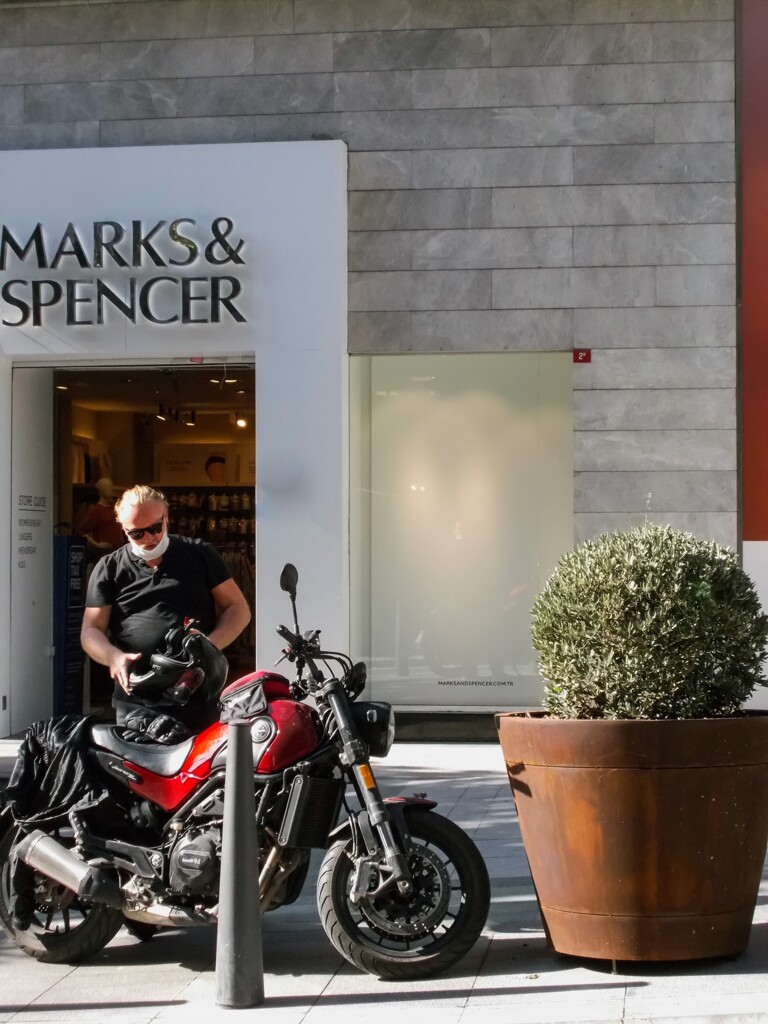 彼の赤いバイク～