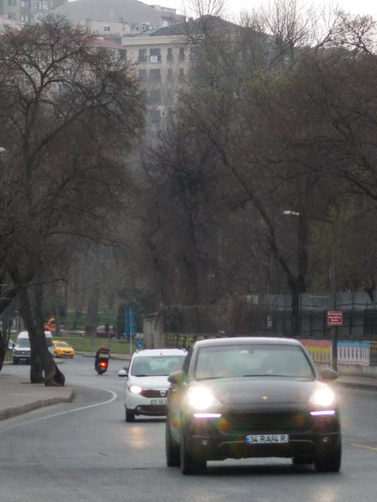 小ぬか雨　外出自粛… 車は部屋の延長…？