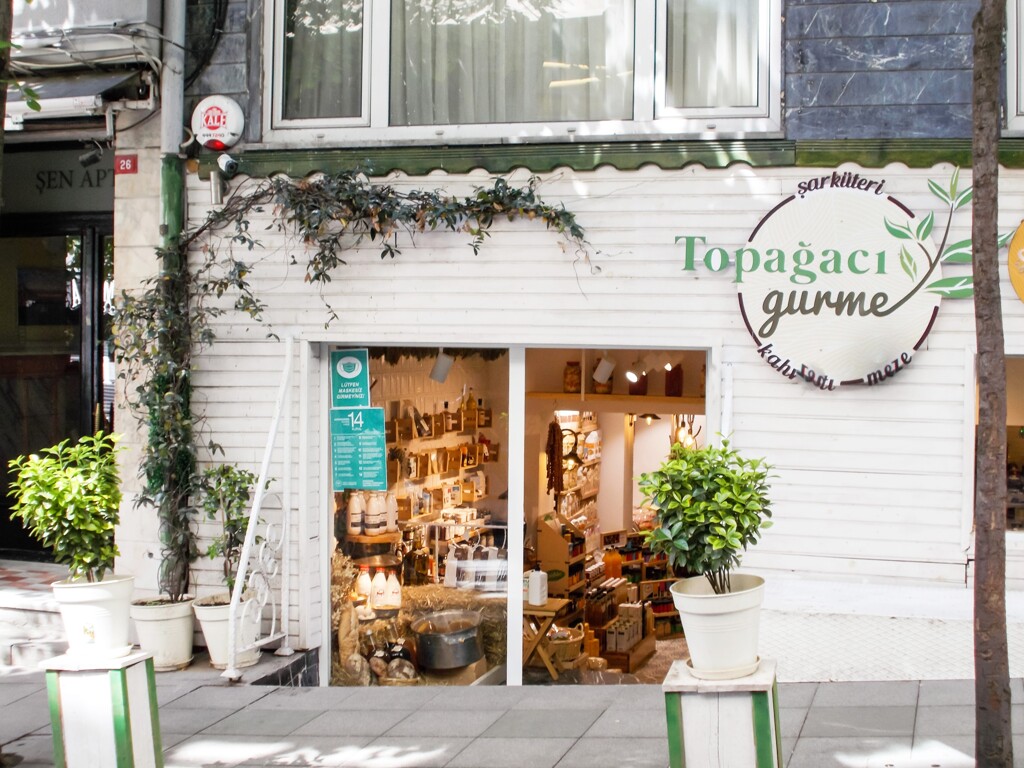 近所のデリカテッセン…（高級）お惣菜店…