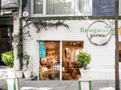 近所のデリカテッセン…（高級）お惣菜店…