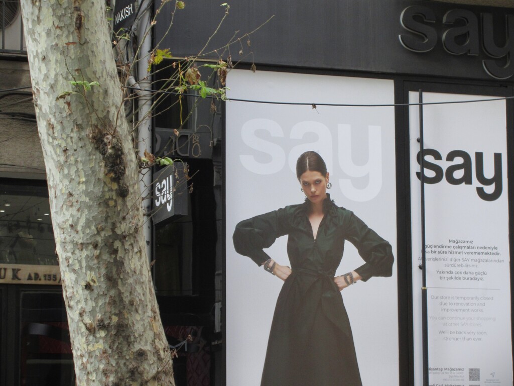 何か隠してるでしょ…　さぁ　おっしゃい…！