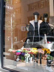 朝陽の中のショーウィンドー～☆～