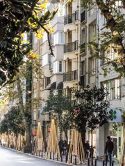 朝から人通りの多い商店街