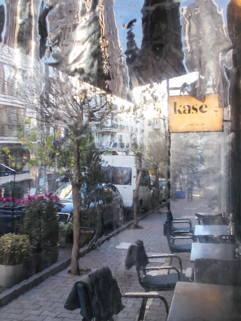 ”ね　聞いて　聞いて”　”じゃ　シクラメンのカフェで待ってて…すぐ行く”