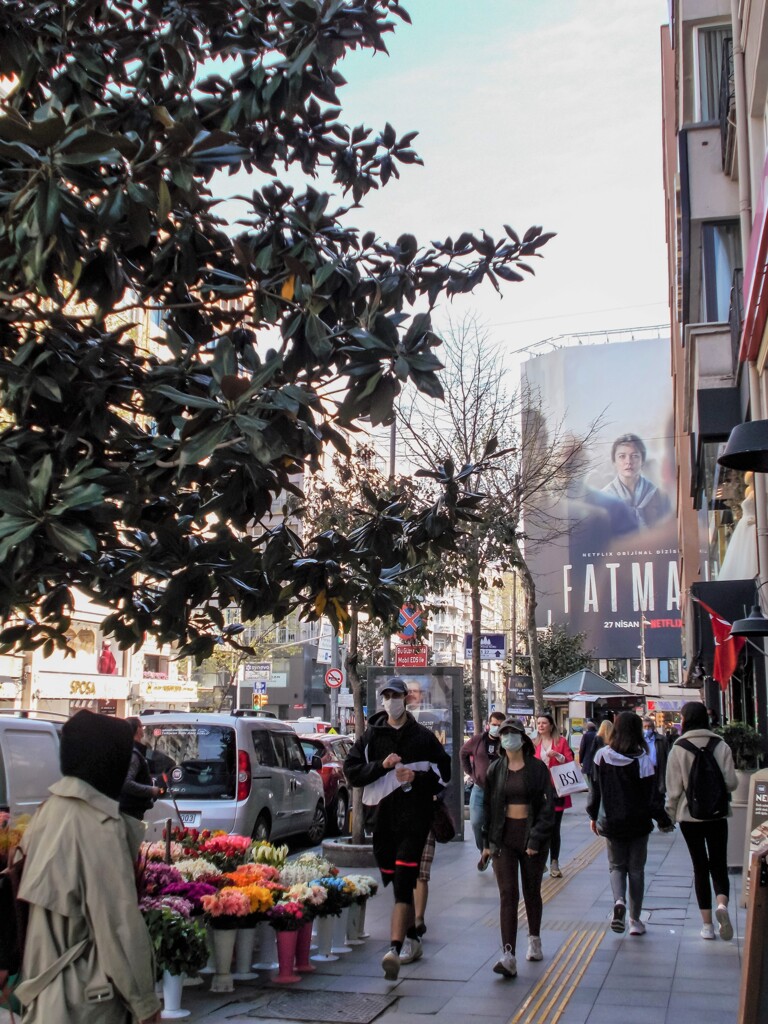 朝　道行く人達～