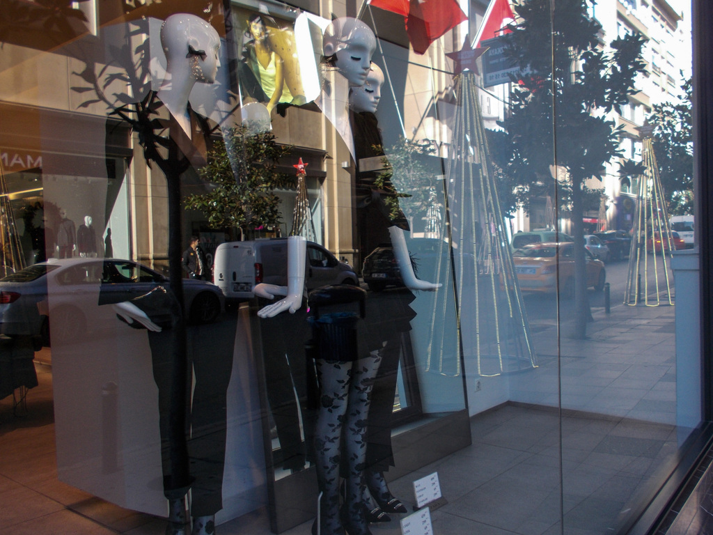 ショーウィンドーに映った通り～