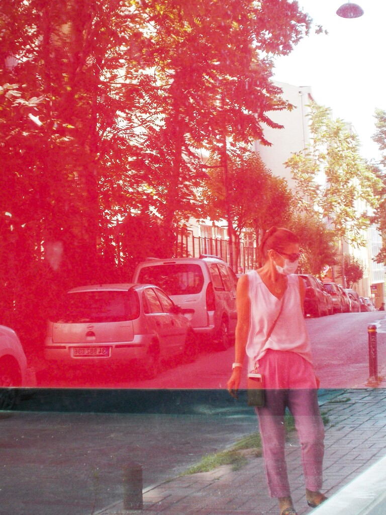 赤い壁の空き店舗に映った素敵な人～☆