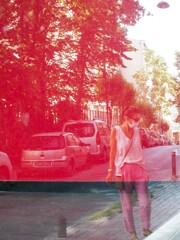 赤い壁の空き店舗に映った素敵な人～☆