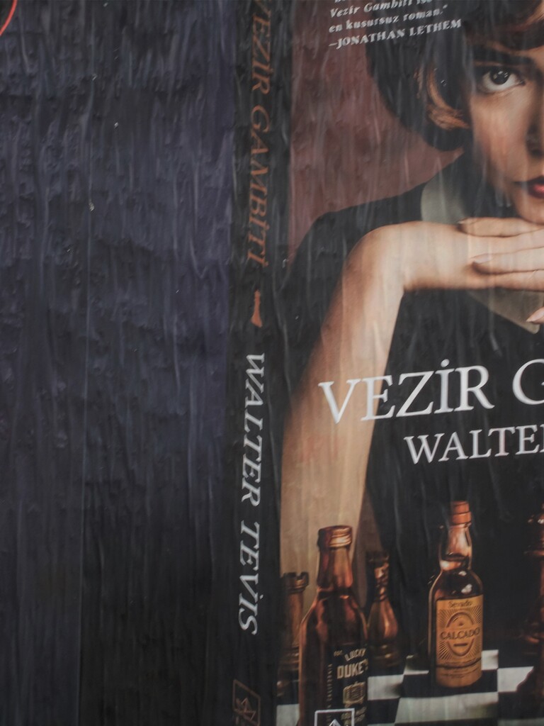 剥がれ落ちそうな…　街角の…