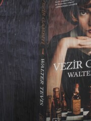 剥がれ落ちそうな…　街角の…