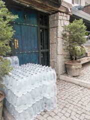 朝のレストラン～　暖かい氷みたいなミネラルウオーターが届いてた～