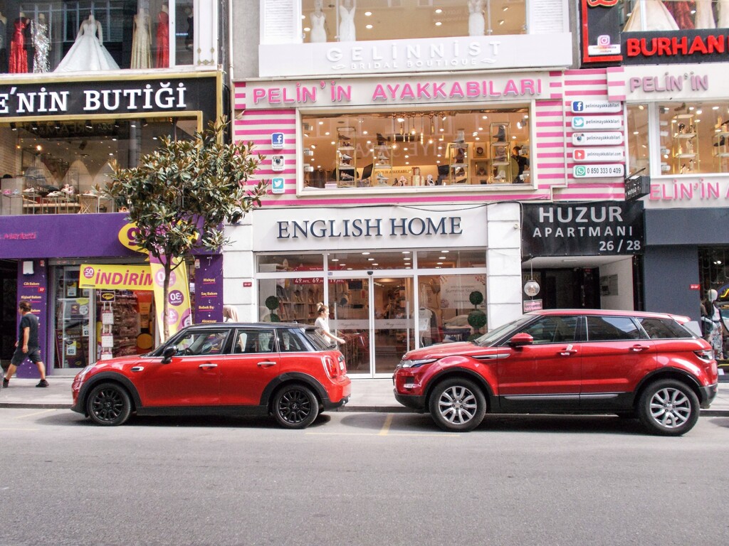 赤い車…　どちらがお好き？