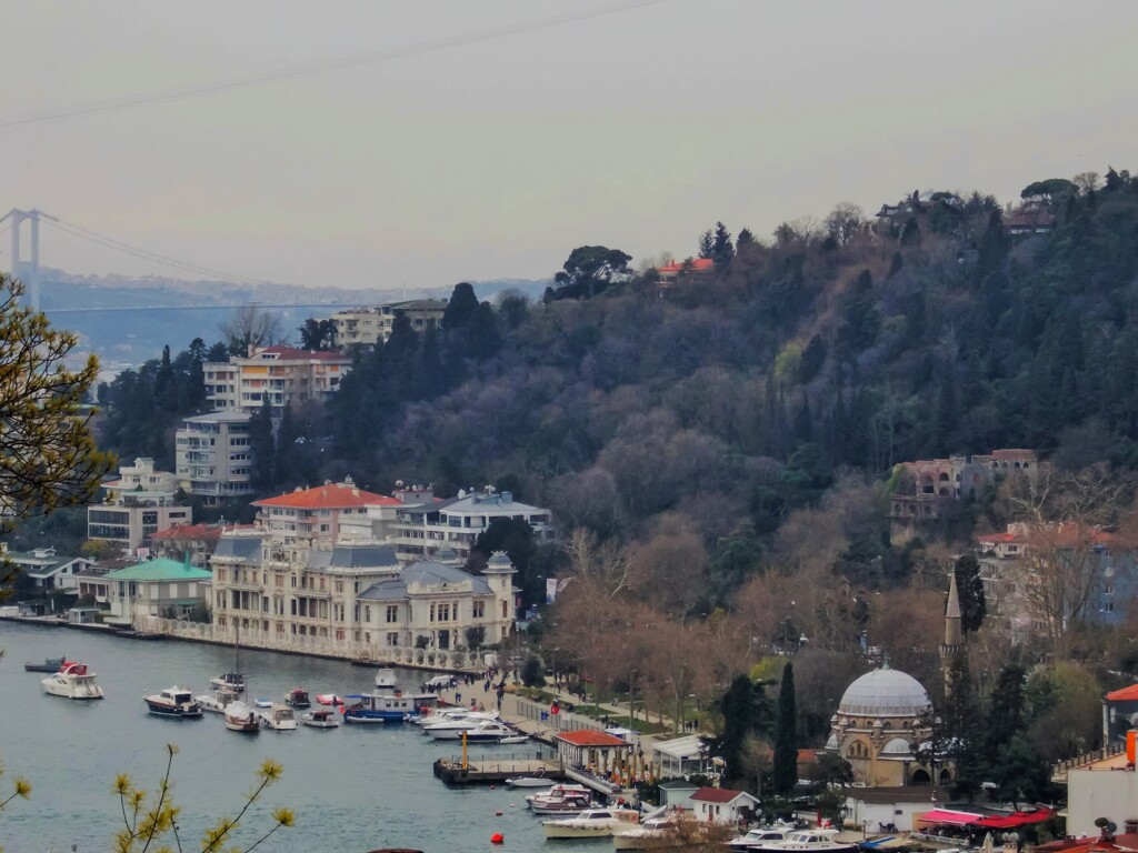 豪邸の並ぶボスポラス沿岸～