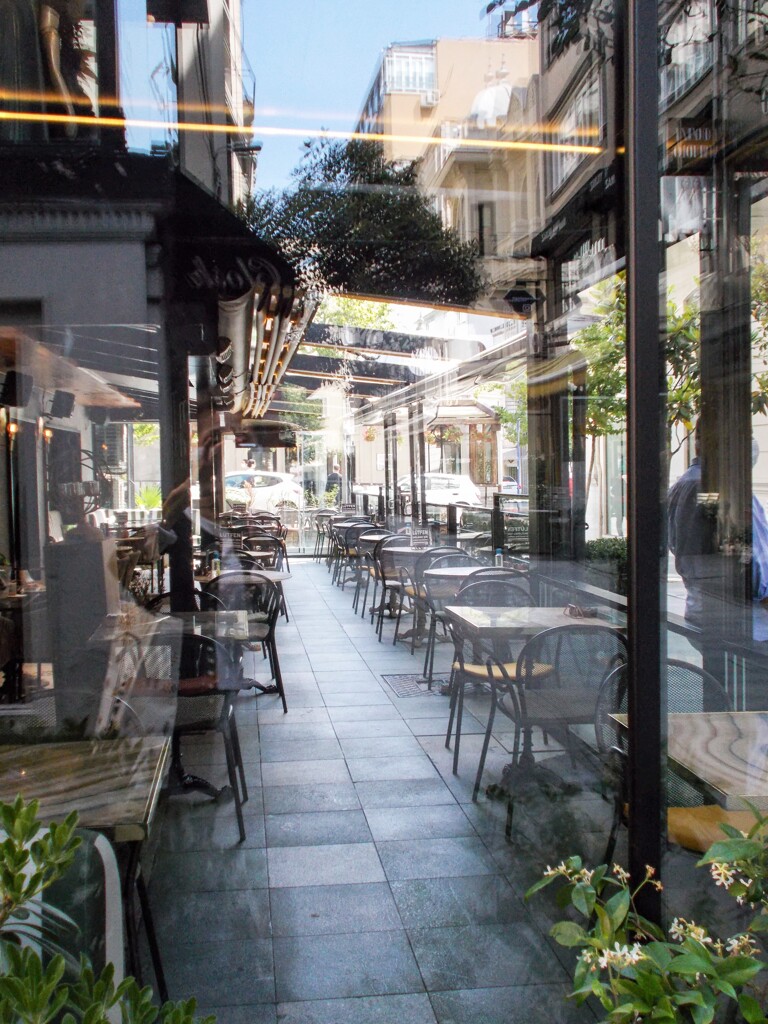 早朝　ガラスの中の空っぽカフェ～