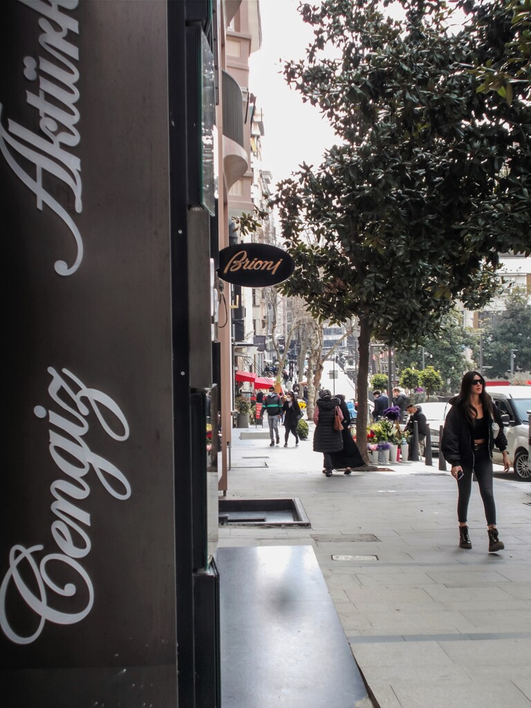 おしゃれの為なら寒さも　マスクも…？