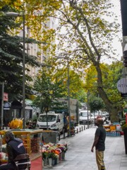 ラッシュ時の引っ越しトラックで大渋滞！