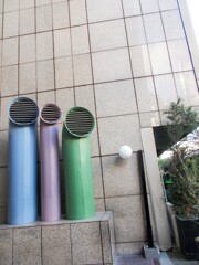 ビルの換気口～　色素敵ね…？