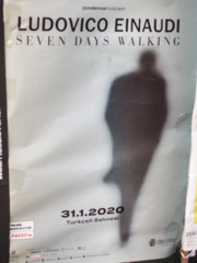 風に揺れるポスター…