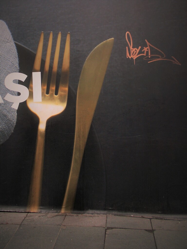 喰うか　喰われるか…！