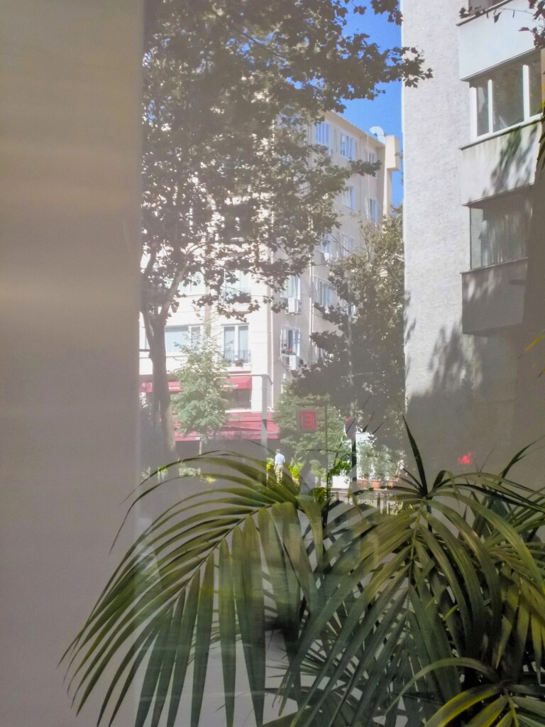 夏の朝の街…ガラスの中…