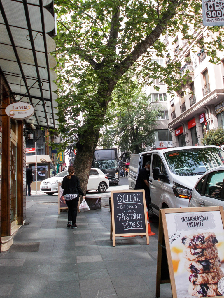 自粛ムード　お菓子屋さんは朝から大忙し～