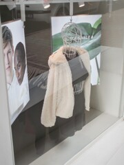 此処は白と黒だけ…