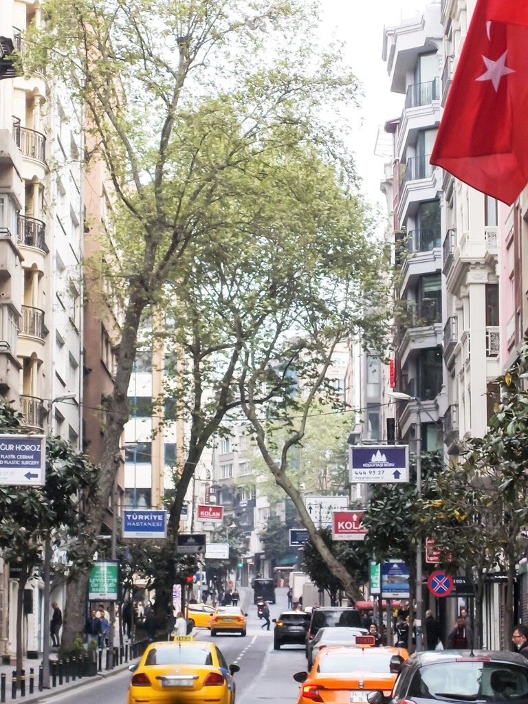 朝の繁華街～　歩いている時は勾配に気づかないけど…