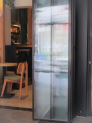 Y…ガラスの音がする…