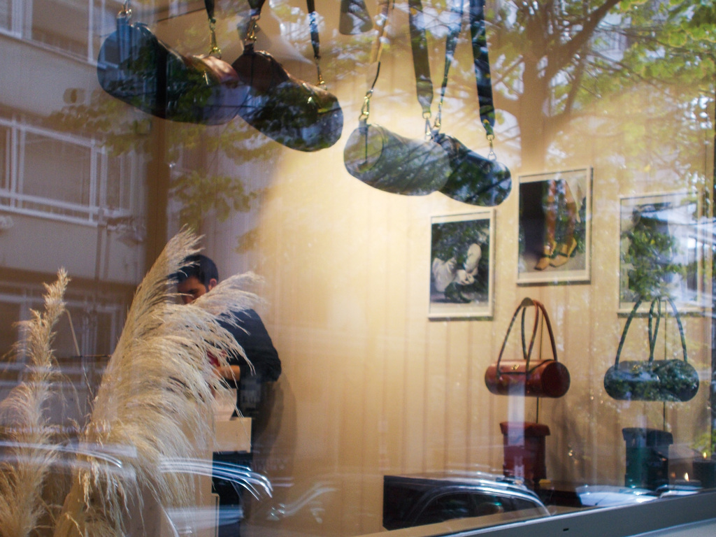 ノスタルジックなバッグ屋さん