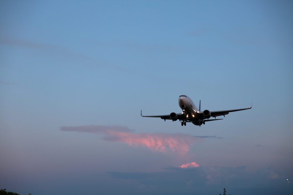 東の空も夕陽に輝いて