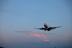 東の空も夕陽に輝いて