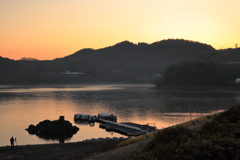 銅色に輝く湖面