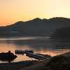 銅色に輝く湖面