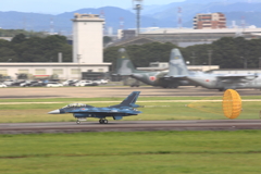 ドラッグシュートを引いて着陸するF２①