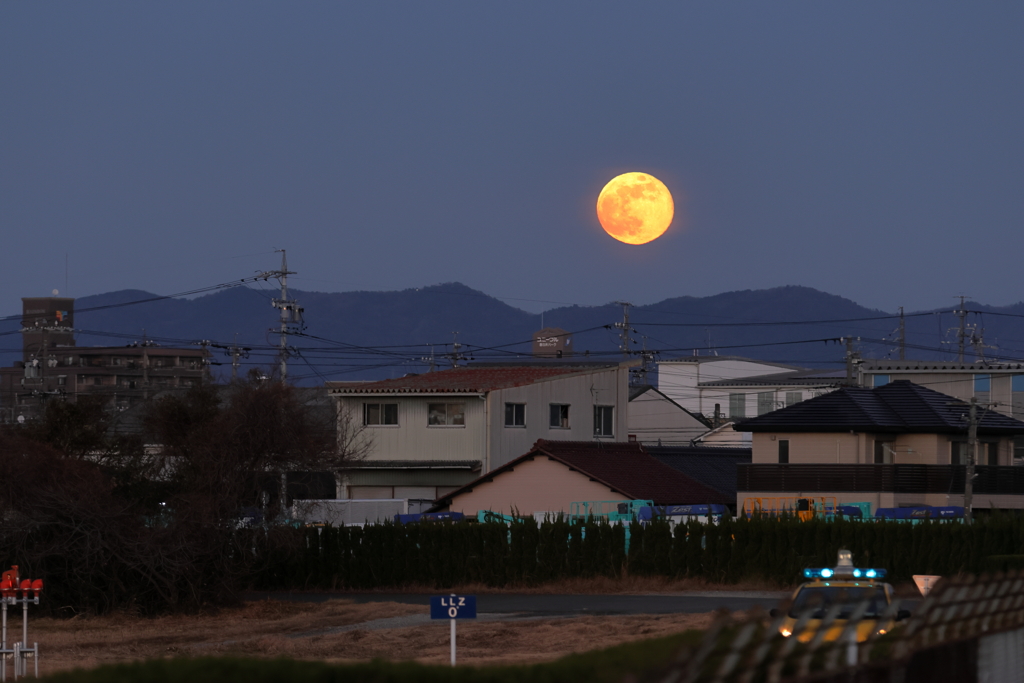 東の空に昇る満月はなぜ大きいか