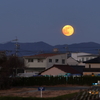 東の空に昇る満月はなぜ大きいか