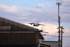 白地に赤いストライプのC-2輸送機