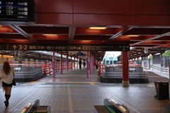 雨の駅構内