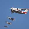 空自70周年を祝う紅白4機編隊